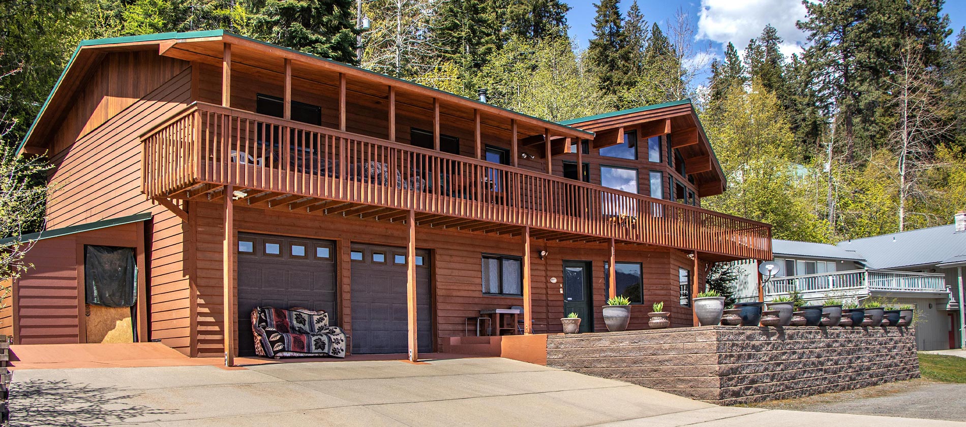 Custom built 2936Sqft,3bed/2ba home nestled on the shores of Lake Pend Oreille